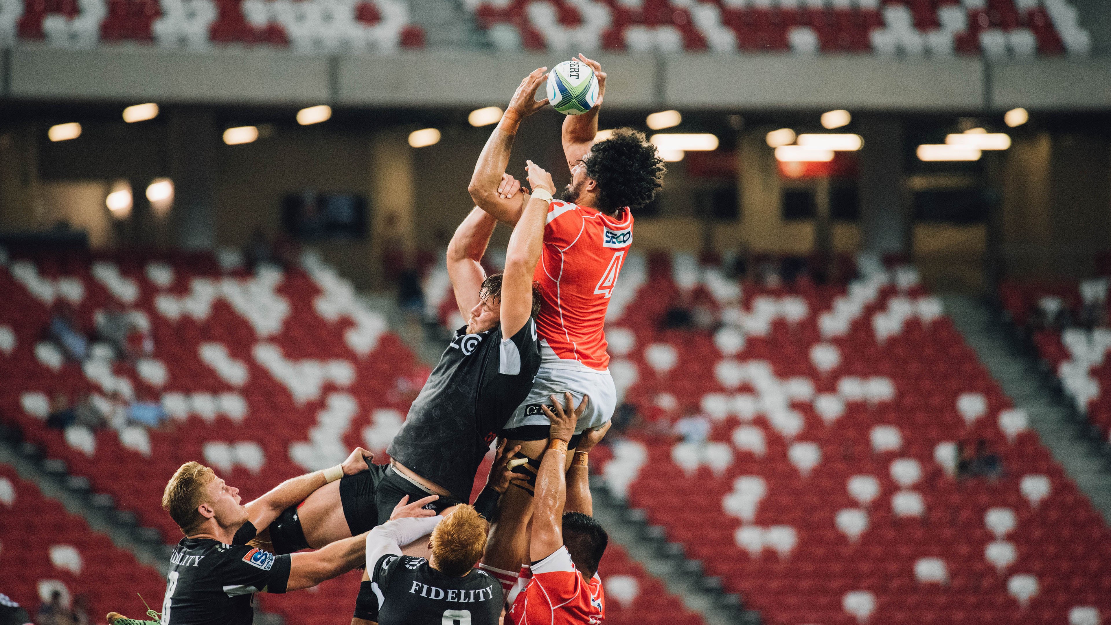 昂热中场球员展现技术优势，成为比赛中的支柱，昂热主场球衣